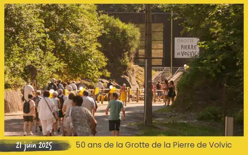 Visiteurs se rendant à la Grotte de la Pierre de Volvic le 21 juin