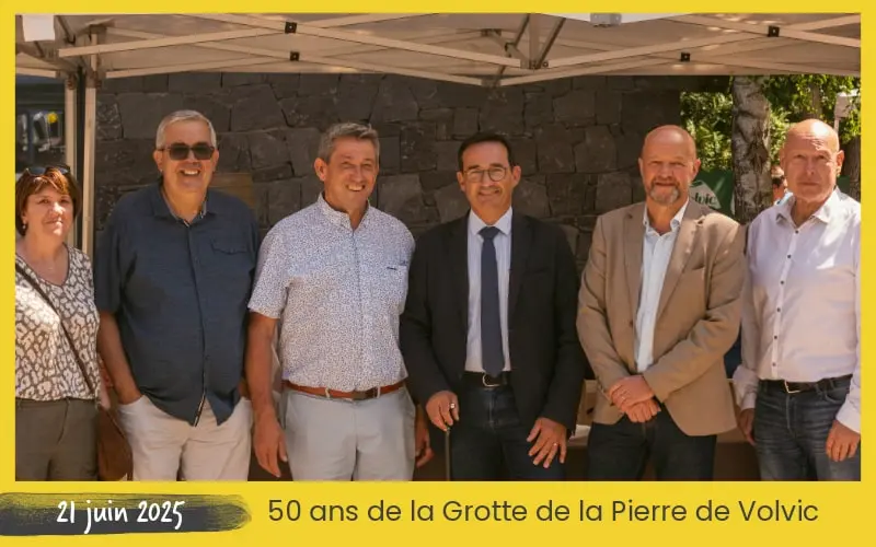Photo des élus locaux avec Philippe Montel (gérant de la Grotte) présents le 21 juin 2025 pour célébrer les 50 ans de la Grotte de la Pierre de Volvic